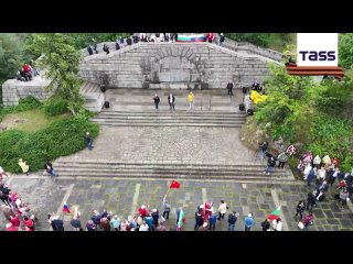 A ceremony to lay wreaths and flowers at the Alyosha Monument in the Bulgarian city of Plovdiv. The monument commemorates the