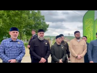 Глава ЧР Рамзан Кадыров  вместе с соратниками и Исламским ученым Шейхом Хабибом Умаром посетил могилу Первого Президента ЧР Ахма