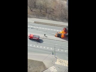 Загоревшаяся Газель взорвалась, когда к ней приблизились сотрудники МЧС. Инцидент произошел в Москве на улице Лобачевского, дв