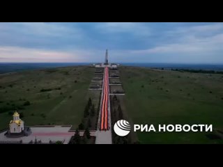 В ДНР на мемориальном комплексе Саур-Могила развернули Георгиевскую ленту длиной 300 метров в честь приближающегося праздника