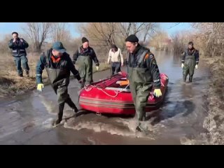 Ямальские спасатели в Курганской области помогают эвакуировать людей