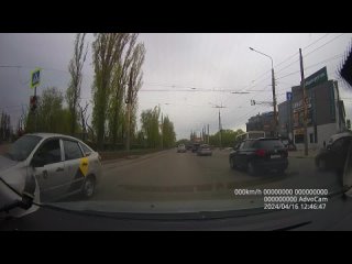 Дерзкий поступок таксиста «против шерсти» попал на видео в Воронеже