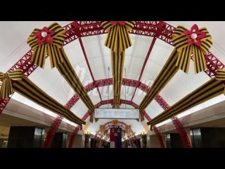 Московское метро украсили в преддверии празднования Дня Победы