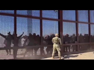 После пролома одного из участков пограничной стены мигранты пытаются нелегально проникнуть в Соединенные Штаты через границу в Э
