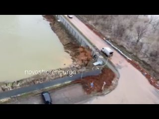 На Донковцева, 5 застройщик выкачивает воду из своего котлована на дорогу...