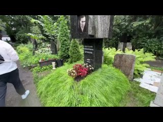 дочь Василия Шукшина наводит порядок на могиле отца 🙏 День памяти _ Новодевичье кладбище