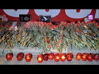 В Донецке неравнодушные люди возлагают цветы и зажигают свечи в память о погибших на девятый день трагедии в “Крокусе“