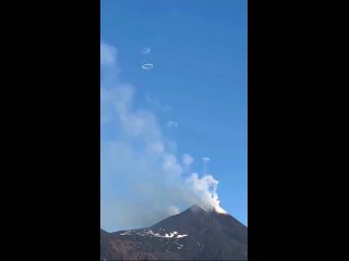 Действующий вулкан Этна, что на Сицилии, пускает в небо кольца дыма.