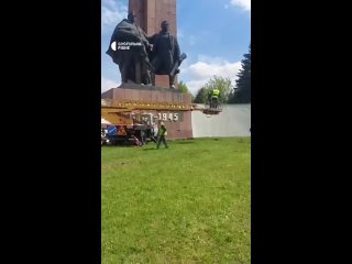 В Ровно ( Украина) смогли победить памятник победителям нацизма
