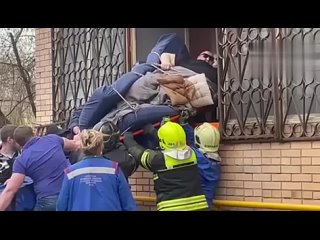 В Москве, чтобы вынести 400-килограммового мужчину из квартиры, спасателям пришлось ломать решетки на окнах