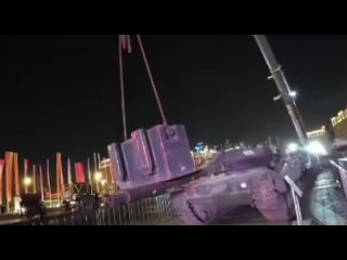 Bild пишет, что на выставке в Москве демонстративно унизили немецкий танк Leopard - показательно согнув ему пушку