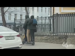 Жители Екатеринбурга слишком буквально восприняли запрет на поездки на самокатах вдвоем и стали кататься на них ВТРОЁМ.