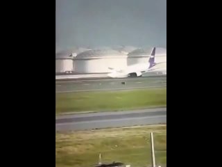 Боинг каца катастрофално на летището в Истанбул