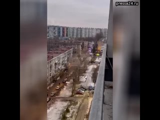 Жильцы дома в Санкт-Петербурге эвакуированы после атаки дрона.  По данным «Базы», БПЛА влетел между