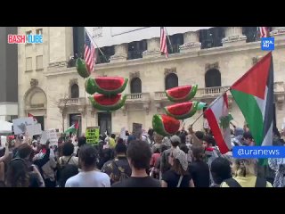 🇺🇸 Во время митинга в Нью-Йорке протестующие сожгли флаги США