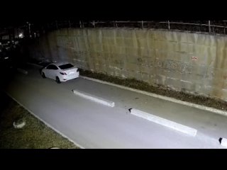 Рухнувшая бетонная стена раздавила в лепёшку припаркованный автомобиль под Екатеринбургом