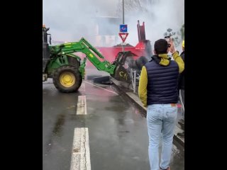Романтика Франции, Бордо: полиция атакует протестующих фермеров слезоточивым газом, фермеры крушат ограждения тракторами