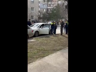 Водитель такси вёл себя странно и, по утверждению очевидцев, врезался в BMW.