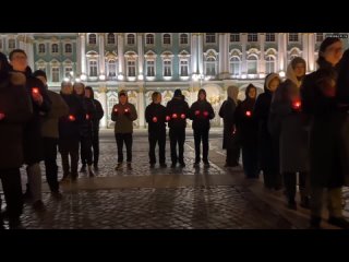 “От Петербурга до Чукотки“: россияне скорбят по погибшим в теракте.  На Дворцовой площади волонтеры
