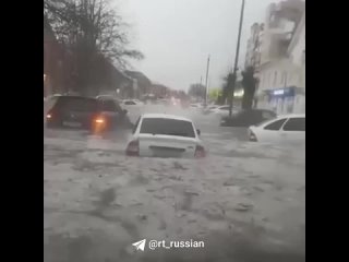 Ливень с градом вызвал наводнение в Нальчике, улицы оказались под водой и снегом