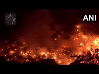 В Индии загорелась огромная свалка, экологи сообщают об экологической катастрофе.