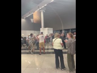 Мини-бунт в аэропорту Дубая устроили российские туристы. Они не могут вылететь из страны уже третьи сутки