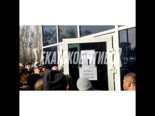 Новое требование закона - Мигранты получают повестки в здании ГАИ Екатеринбурга