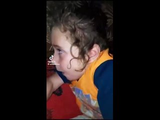 Cette petite Palestinienne est terrorise par les bombardements. Honte  Isral !