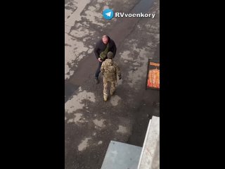 Эпичная битва на Украине: мужик пинками гонит военкомов, унижая моГилизаторовПод натиском пинков и оплеух сотрудники ТЦ