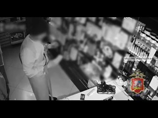 Одинцово 34-летняя женщина обнесла секс-шоп, когда увидела пустующий магазин с открытыми дверьми
