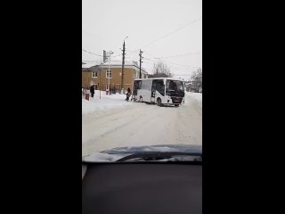 Пассажирам пришлось толкать застрявший в снегу автобус