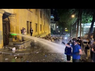 |Balas de goma, caones de agua y gas pimienta: la Polica dispersa a manifestantes en Georgia|