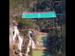 “Футбольное поле“ в виде сетки над пропастью растянуто в Китае  Полупрозрачная конструкция в парке