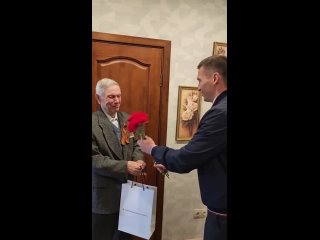 Олимпийский чемпион игр-2014 Александр Легков поздравил ветерана Ивана Знахареко с Днём Победы