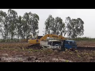 Incredible Loading Truck ! Komatsu PC210 Excavator កាយដីដាក់ឡានបែន​ Nissan UD Truck 5ton