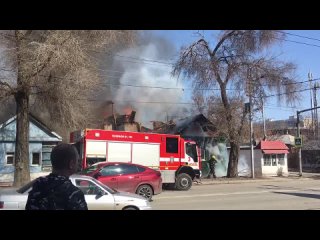 В Саратове горит двуэтажный дом