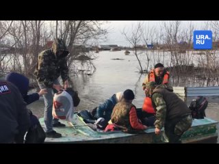 Жители Больших Ярков уплыли из места эвакуации и сели на мель, из-за чего их пришлось спасать