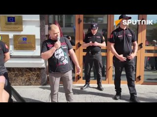 Митинг в защиту Дня Победы провели у представительства ЕС в Молдове активисты патриотической организации “Гайдуки“