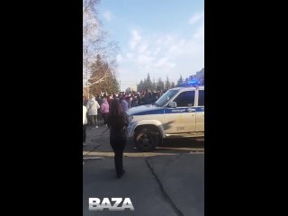 В Орске заблокировали вход в мэрию полицейскими машинами