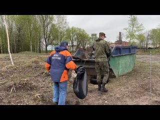 Спасатели очистили берег Волги от мусора