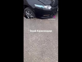 Автомобиль в Краснодаре провалился в открытый люк.