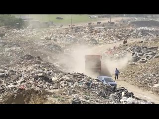На несанкционированной мусорной свалке в местности Черкес-Кутан вблизи Махачкалы силами муниципальных коммунальных служб продол