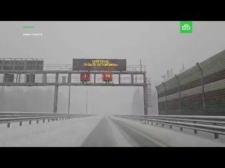 Автодор из-за снегопада снизил максимально разрешенную скорость на трассе М11 Нева до 70 км/ч. Ограничение действует в Ленин