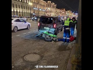 В Питере мотоциклист жестко врезался в припаркованный автомобиль