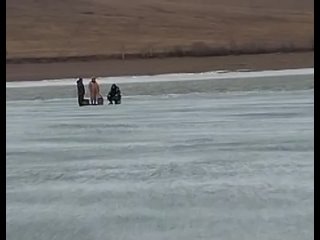 На Красноярском водохранилище троих рыбаков спасли с отколовшейся льдины
