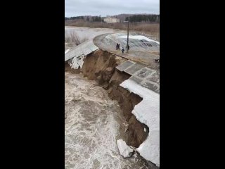 Паводок не отступает.