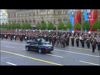 Sergue Chogou a reu le rapport du commandant en chef des forces terrestres Oleg Salyukov au dbut du dfil de la vic