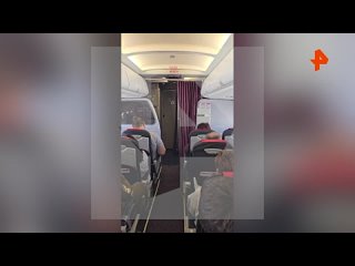 Дебошир пытался открыть дверь во время полета на рейсе Уральских авиалиний