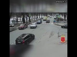 Жёсткие кадры   Автомобиль переехал упавшего велосипедиста в Петербурге  Трагедия произошла на Крест