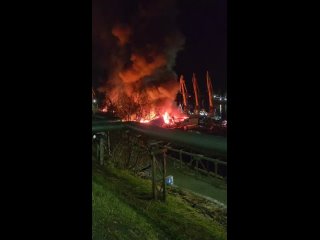 В Петропавловске-Камчатском горит ангар на пяти тысячах квадратных метрах. Об этом сообщили в МЧС РФ